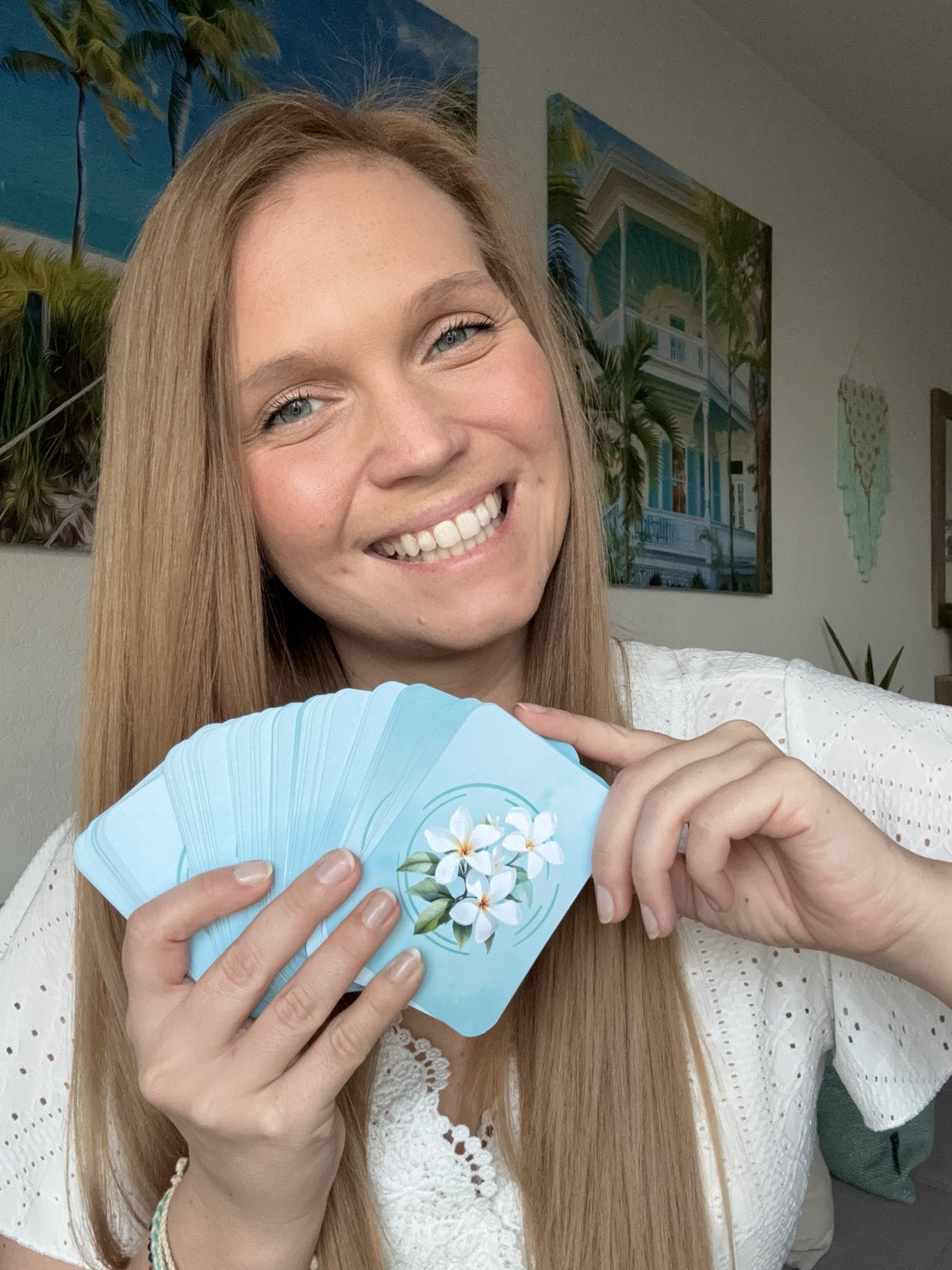 Laura Lemuria mit dem selbst entwickelten Lelani Kartenset