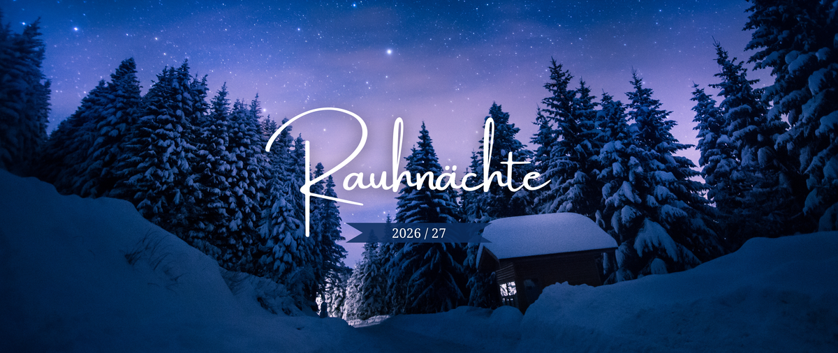 Rauhnächte 2026/27, verschneiter Winterwald mit erleuchteter Hütte bei Nacht
